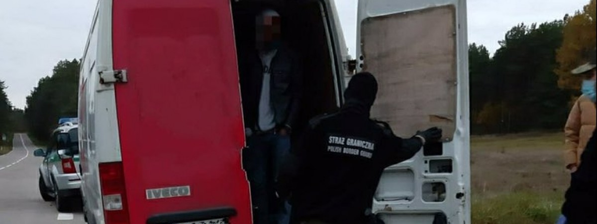 Польща: українець перевозив у вантажному бусі поштової служби аж 27 людей