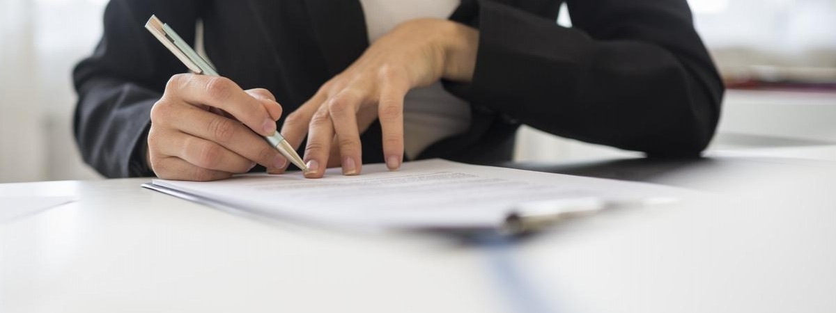У консульстві України в Польщі жінка пробувала вписати дитину в паспорт з документами ДНР