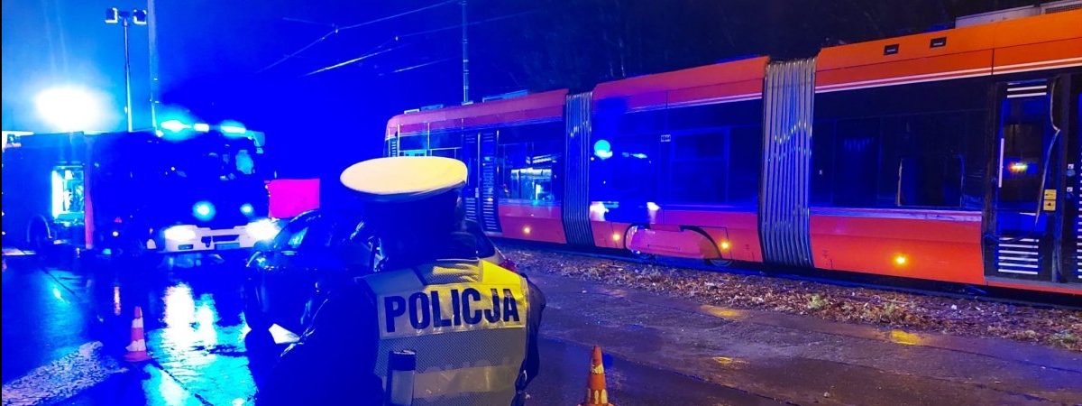 У Польщі українець в’їхав бусом у трамвай і загинув (ФОТО)