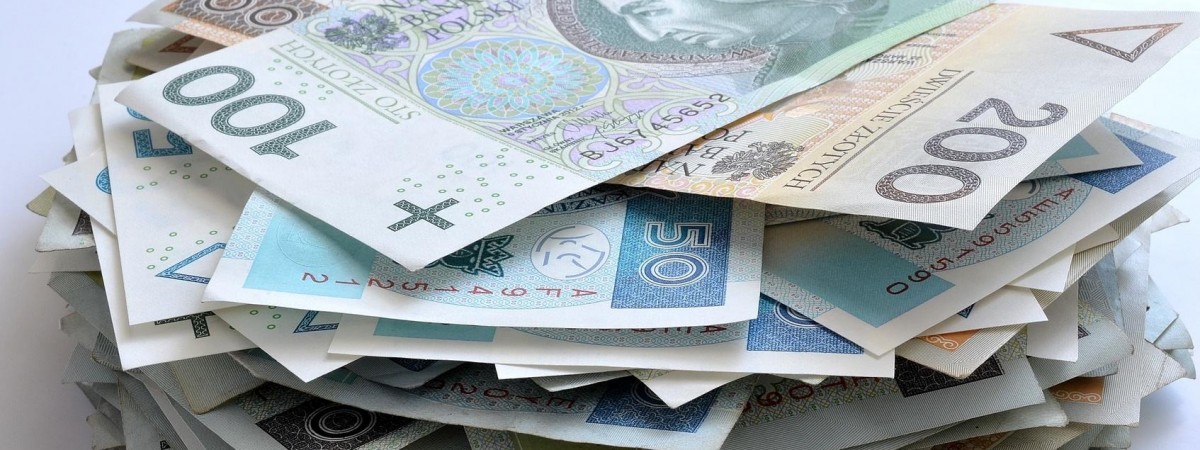 У Польщі тисячам осіб просто так роздаватимуть по 1300 зл щомісяця протягом 2-х років 