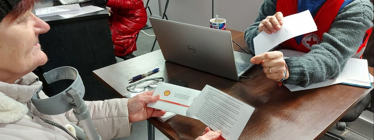 Червоний Хрест знову роздає українцям у Польщі ваучери на 500 злотих