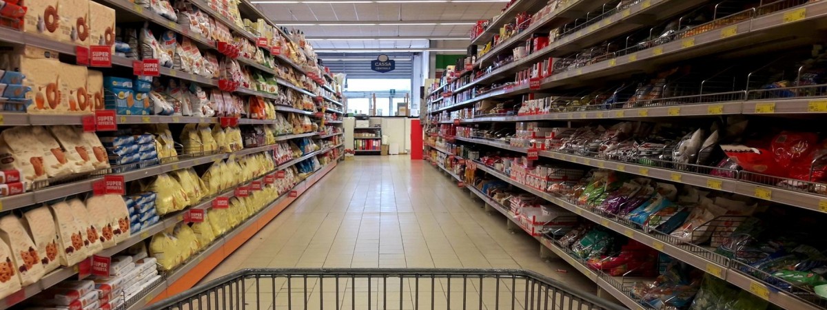 Велика торгова мережа в Польщі зачиняє чергові магазини й планує групові звільнення