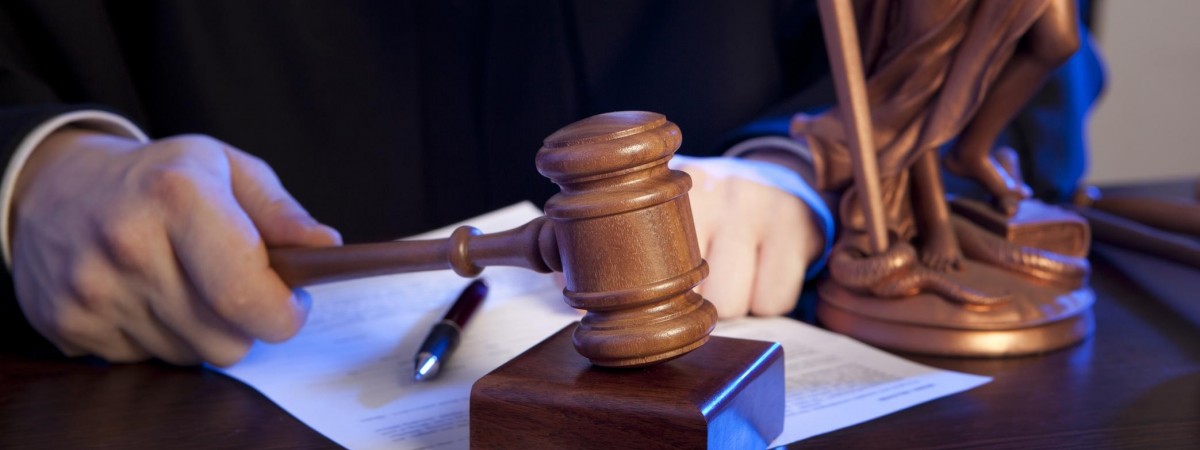 У Польщі винесли вирок чоловіку, який публічно спалив прапор України