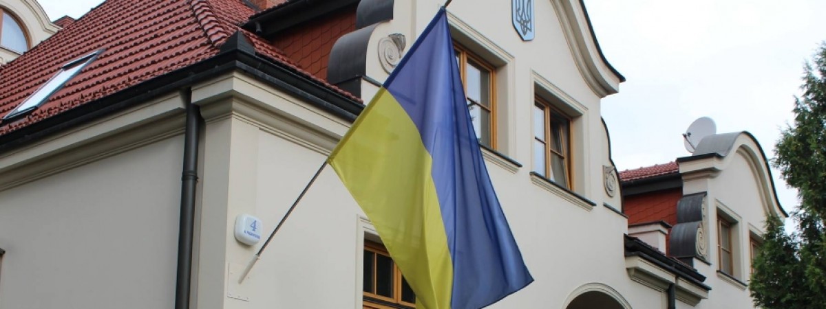 Дві дипустанови України в Польщі отримали закривавлені пакунки з жахливим вмістом