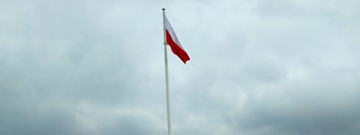 У Польщі відкривають готелі, ресторани, торгові центри, школи і знімають маски. Дізнайтеся відколи 