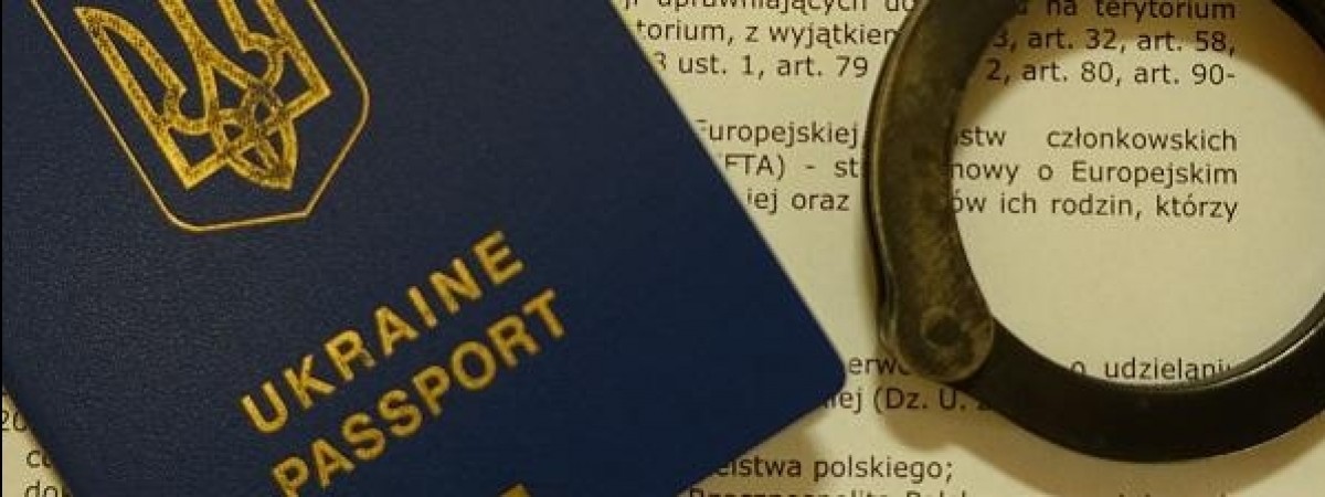 На польському кордоні в одному автобусі затримали 14 українців. Вляпався і водій 