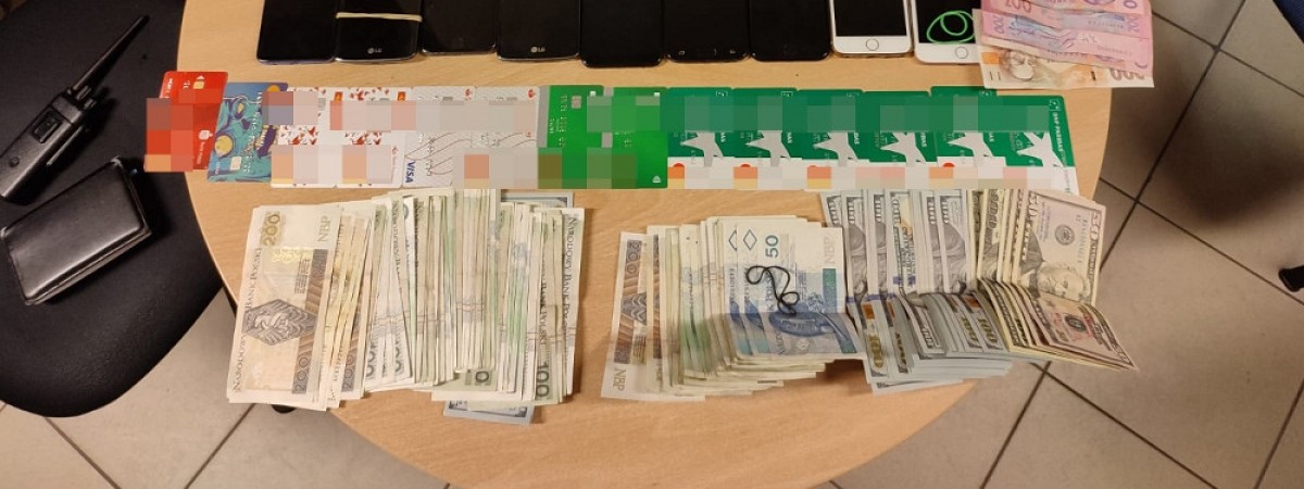У Польщі двоє українців обманом знімали з банкомату готівку й попалися