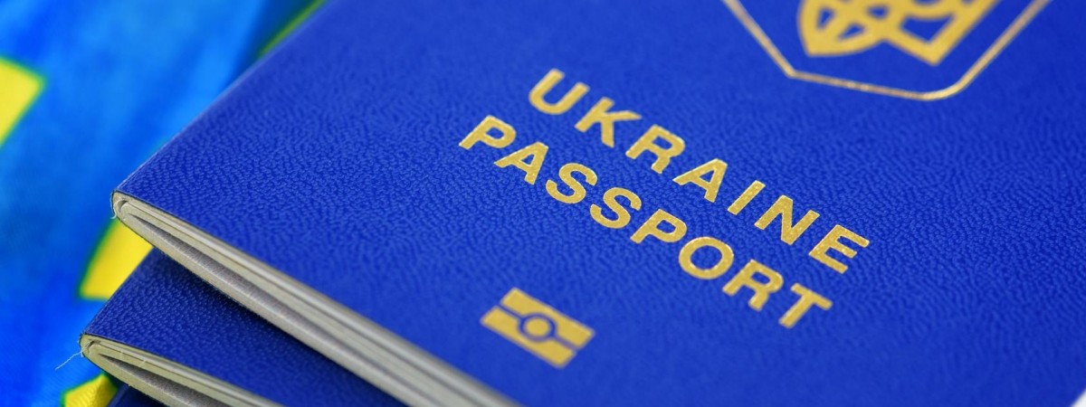 Консульства України в Польщі знов продовжуватимуть дію закордонних паспортів і вноситимуть дані дітей