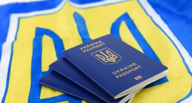 Консульським установам України в Польщі загрожує колапс: усе через масові звернення “євробляхарів”