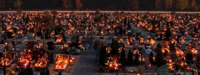 Тисячі запалених свічок: у Польщі відзначають День всіх святих (відео)