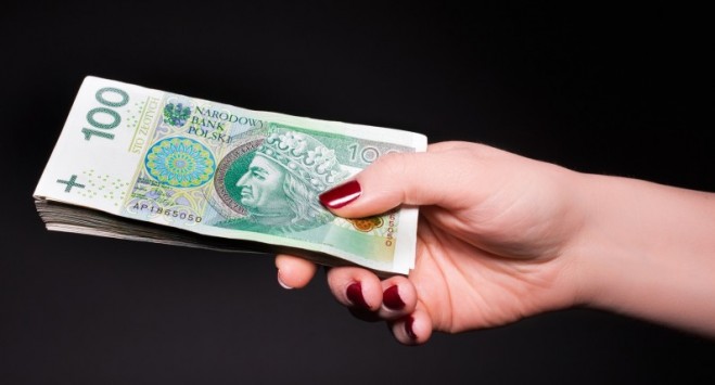 Сколько зарабатывают украинцы в Польше: кому и где платят больше
