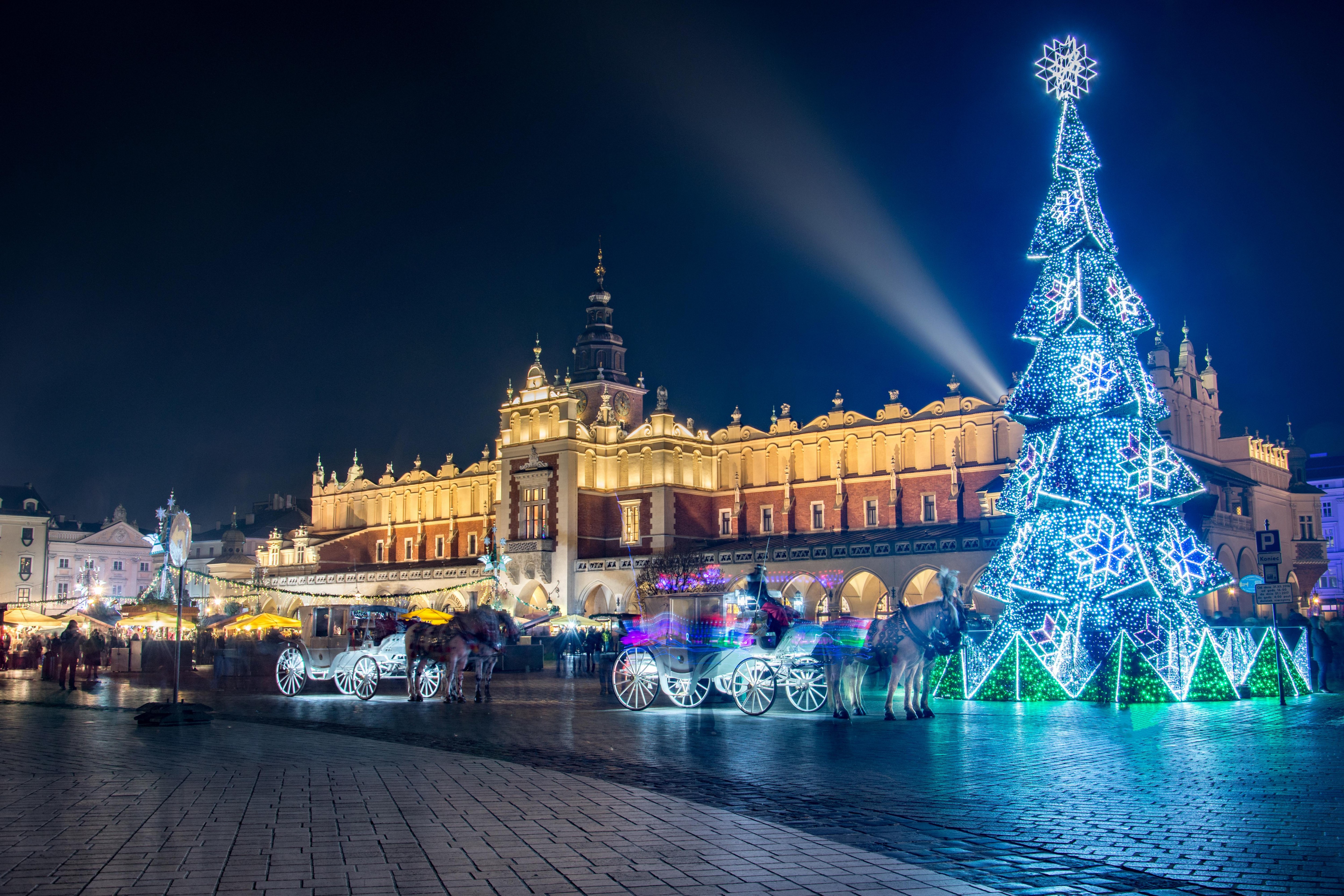 Nocny widok na Rynek Główny w Krakowie